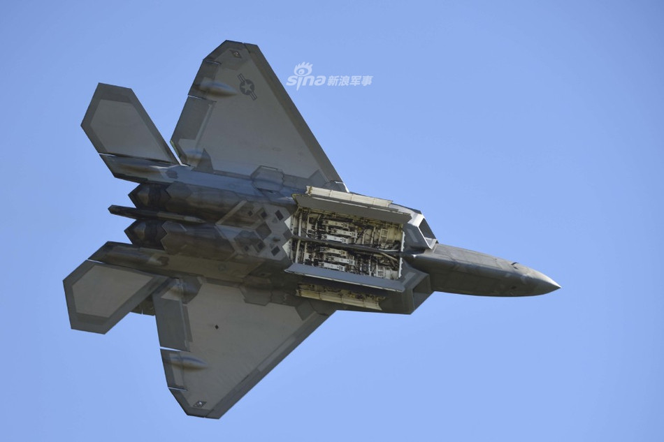 Được trang bị hai động cơ phản lực P&amp;W F119, chiến đấu cơ F-22 Raptor của Không quân Mỹ có trọng lượng rỗng là 19.700 kg có thể cất cánh được với trọng lượng tối đa lên tới 38.000 kg trong đó ó 8200 kg nhiên liệu. Nguồn ảnh: Sina.