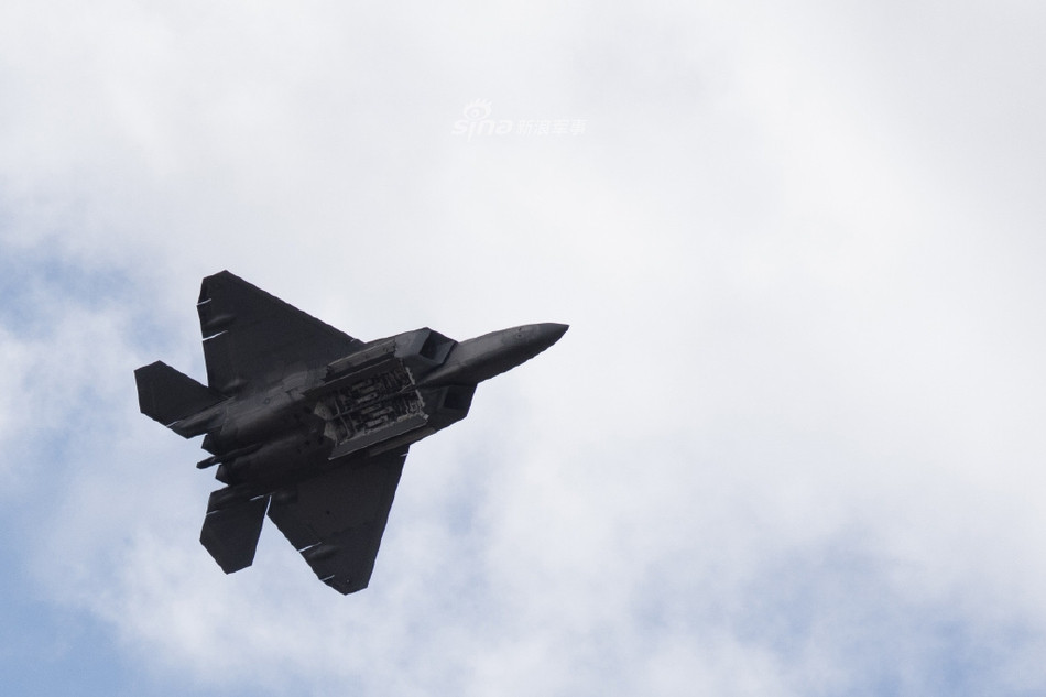 Giống như mọi máy bay tàng hình khác, F-22 Raptor cũng có khoang để vũ khí bên trong thân - đảm bảo F-22 có thể tàng hình tốt khi mang vũ khí và trong trường hợp xấu nhất, nó cũng sẽ chỉ lộ tàng hình khi mở khoang vũ khí, phóng tên lửa. Nguồn ảnh: Sina.