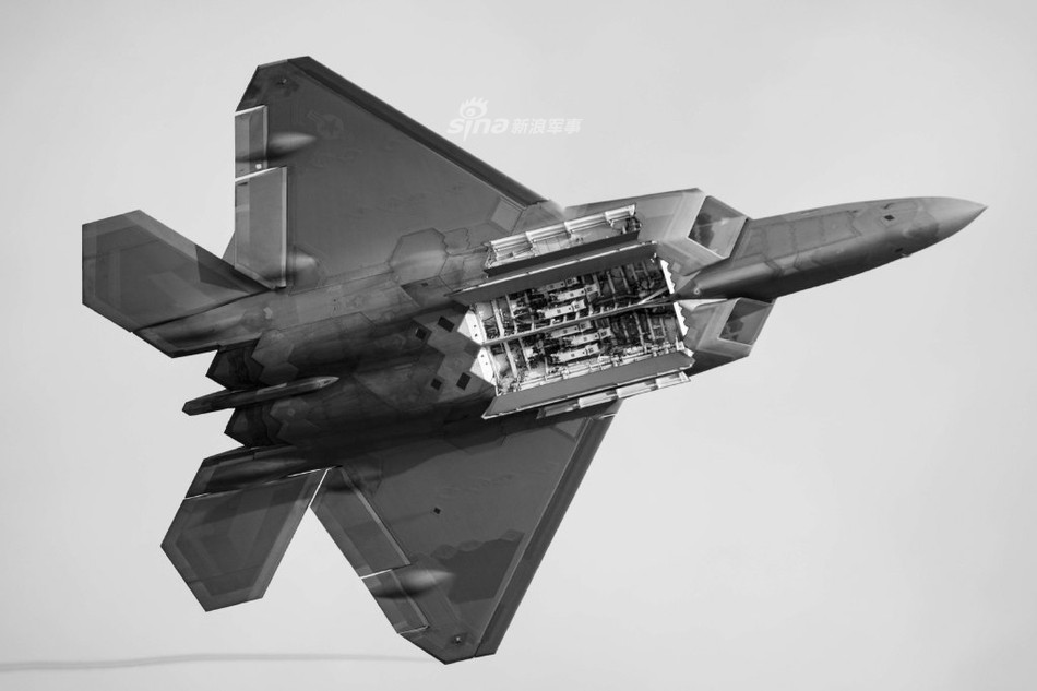 Loại vũ khí thường được trang bị với các giá treo dưới cánh của F-22 Raptor này là tên lửa không đối không AIM-120A AMRAAM hoặc thùng nhiên liệu phụ gắn ngoài. Nguồn ảnh: Sina.