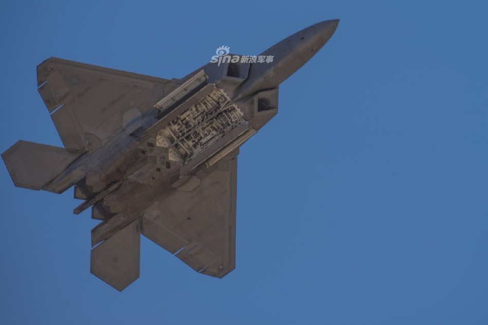 Cận cảnh khoang vũ khí của F-22 Raptor - việc hoạt động ở chế độ tàng hình sẽ khiến F-22 bị mất đi lợi thế về mặt trang bị vũ khí nhưng bù lại, nó sẽ có được lợi thế bất ngờ cực lớn khi có thể tiếp cận được các mục tiêu quan trọng và khai hoả ở cự ly gần mà không sợ bị đánh chặn trước đó. Nguồn ảnh: Sina.