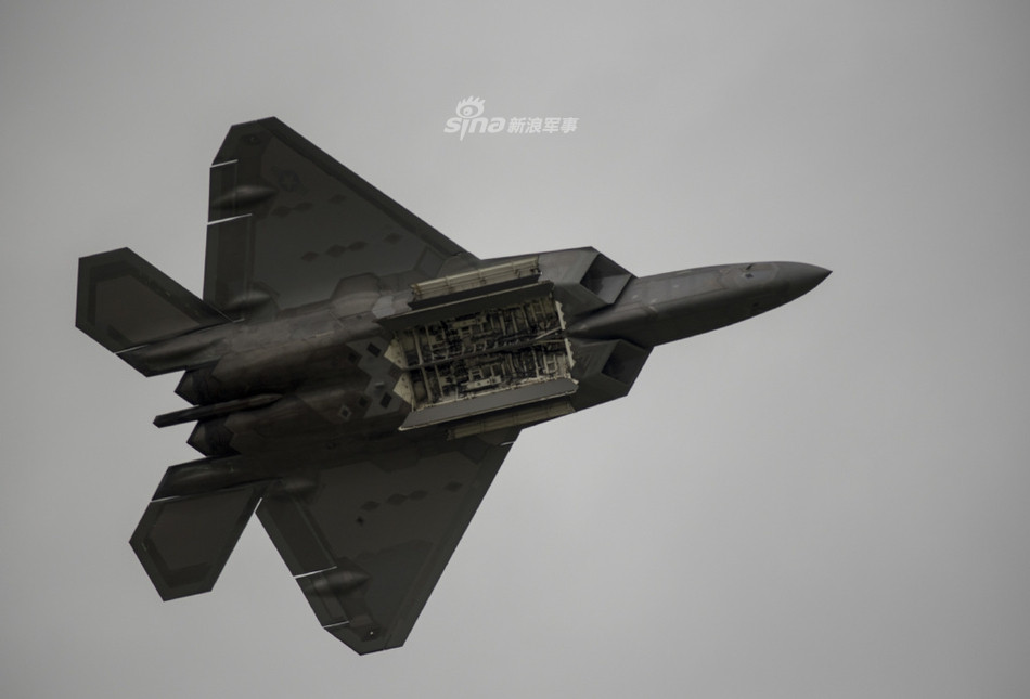 Khoang vũ khí chính của F-22 có khả năng chứa được tối đa 6 tên lửa AMRAAM AIM-120 hoặc hai tên lửa AMRAAM kèm theo hai quả bom GBU-32. Cấu hình vũ khí được thay đổi linh hoạt để đảm bảo F-22 có thể thích hợp với nhiều nhiệm vụ khác nhau. Nguồn ảnh: Sina.
