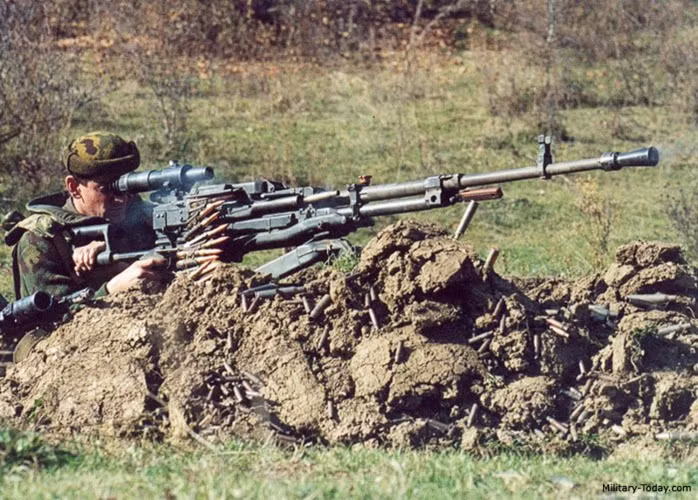 Súng máy hạng nặng NSV có trọng lượng 55 kg, dây đạn 50 viên đầy đạn của nó có trọng lượng 11 kg. Ảnh: Military-Today.