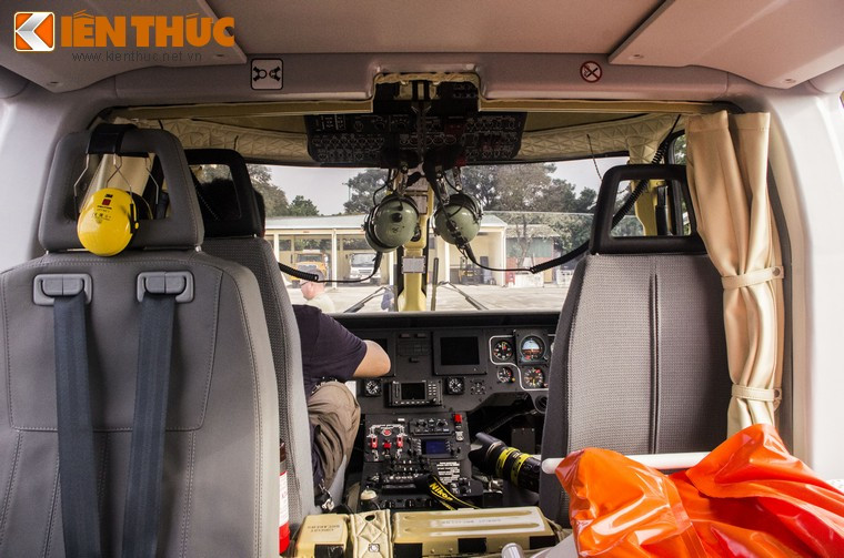 Trực thăng có kích thước khá nhỏ nên phần khoang lái được bố trí một cách tối ưu nhất để tận dụng tối đa không gian bên trong, đặc biệt là với thể hình cao to lực lượng của các phi công trực thăng Nga. Bản thân PV Kiến Thức cũng khá rất vất vả mới ra vào được bên trong khoang lái của trực thăng Ansat.
