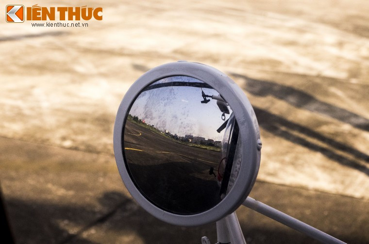 Kính chiếu hậu được thiết kế với gương cầu lồi, cho phi công tầm nhìn bao quát dọc thân trực thăng, bao gồm cửa hông và hệ thống tời kéo cứu hộ.