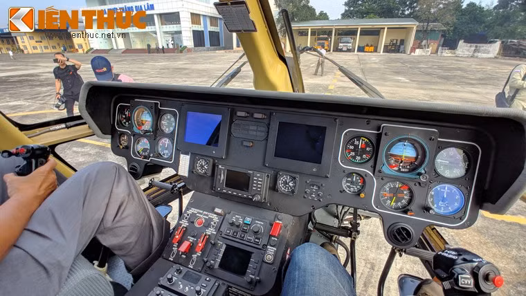 Hai màn hình hiển thị trung tâm được sử dụng để hiển thị bản đồ số vệ tinh trong khi các đồng hồ cơ học vẫn được sử dụng để hiển thị các thông số cơ bản của máy bay.