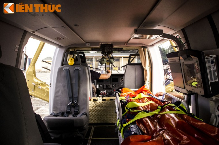 Trực thăng Ansat được Russian Helicopter mang tới Hà Nội là phiên bản sử dụng cấu hình trực thăng cứu hộ với cáng cứu thương và các thiết bị phục vụ, theo dõi sự sống cho bệnh nhân.