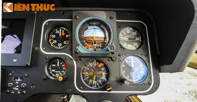 Bảng đồng hồ cơ học của Ansat bao gồm các thông số như độ cao, độ cân bằng, lực kéo, góc nghiêng của trực thăng,...