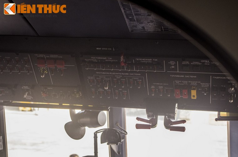 Cận cảnh quạt con cóc trên Mi-171A2, ở giữa hai quạt con cóc là hai cần dừng động cơ khẩn cấp tương ứng với hai động cơ của Mi-171A2.