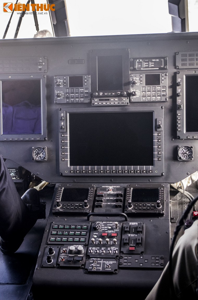 Cận cảnh hệ thống điều khiển trung tâm của Mi-171A2 với các nút chức năng điều khiển phức tạp hơn nhiều so với chiếc Ansat.