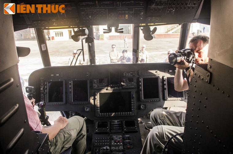 Phi công Mi-171A2 khẳng định dù số lượng thành viên phi hành đoàn giảm xuống chỉ còn hai người nhưng các thao tác điều khiển cũng không còn nhiều, gần như được tự động hoá hoàn toàn và phi công rất "nhàn". Ảnh: Khoang lái của Mi-171A2.