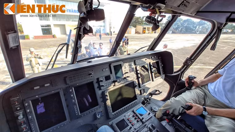 Không có bất cứ một đồng hồ hiển thị cơ học nào trong khoang lái kính hiện đại của Mi-171A2.