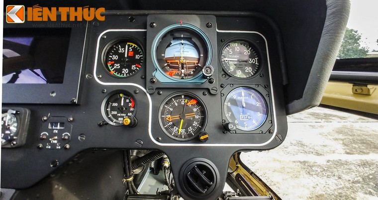 Điểm đặc biệt đó là trực thăng Ansat được trang bị hệ thống điều hoà nhiệt độ. Ảnh: Bên dưới bảng điều khiển của trực thăng là khe quạt gió điều hoà nhiệt độ.