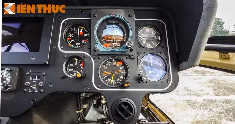 Điểm đặc biệt đó là trực thăng Ansat được trang bị hệ thống điều hoà nhiệt độ. Ảnh: Bên dưới bảng điều khiển của trực thăng là khe quạt gió điều hoà nhiệt độ.