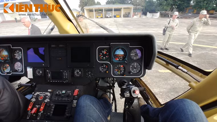 Ngoại trừ việc ra vào trực thăng khá khó khăn, cảm giác ngồi bên trong Ansat lại rất rộng rãi và thoải mái với góc nhìn rộng, tầm nhìn của phi công rất thoáng.