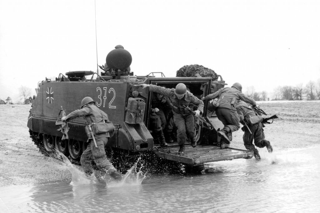 Tới khi kết thúc chiến tranh lạnh, quân số của Đức bao gồm 12 sư đoàn và 38 lữ đoàn. Trong đó bao gồm 6 sư đoàn xe tăng, 4 sư đoàn cơ giới, 1 sư đoàn dù, 1 sư đoàn sơn cước,... Nguồn ảnh: Mishan.