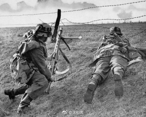 Tuy nhiên do lo sợ nước Đức tái vũ trang trở lại, Berlin bị buộc ký vào các biên bản ghi nhớ hạn chế quy mô quân đội tương tự như Nhật Bản và dĩ nhiên các biên bản ghi nhớ này được Mỹ và một số nước Tây Âu thằng trận trong Chiến tranh Thế giới thứ 2 soạn thảo, qua đó giới hạn rất nhiều mặt về tổ chức và lực lượng của quân đội Tây Đức. Nguồn ảnh: Mishan.