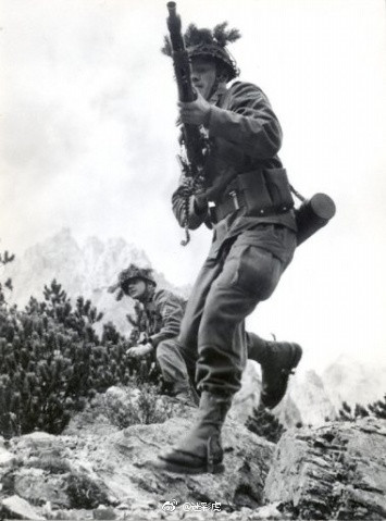 Mặc dù được chính thức thành lập lại từ tháng 11/1955, tuy nhiên tới năm 1956 các trại huấn luyện đầu tiên của Quân đội Tây Đức mới bắt đầu thành lập. Ngày 1/4/1957, những người lính Đức đầu tiên bắt đầu được nhập ngũ theo chế độ nghĩa vụ quân sự. Nguồn ảnh: Mishan.