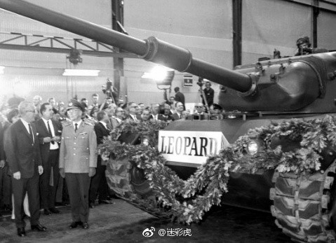 Các trường học viện quân sự đầu tiên được mở cửa lại cũng vào năm 1957, đào tạo cấp tốc các sĩ quan chỉ huy. Không ít người tham gia công tác giảng dạy trong các trường này là lính Đức trưởng thành trong Chiến tranh Thế giới thứ hai. Nguồn ảnh: Mishan.