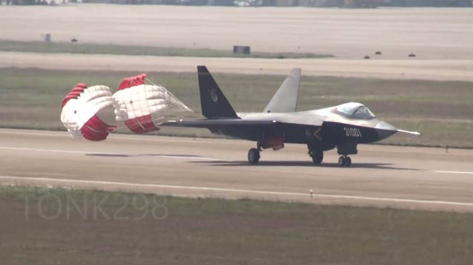 Điểm nguy hiểm nhất của J-31 được cho là ở khả năng mang vũ khí của nó. Dù không có trọng lượng cất cánh tối đa bằng với F-35, tuy nhiên J-31 lại có tới 12 giá treo vũ khí, mang được tối đa tới 12 tên lửa không đối không. Con số này là gấp đôi F-35 của Mỹ khi chiếc F-35 chỉ có tổng cộng 6 giá treo. Nguồn ảnh: BI.