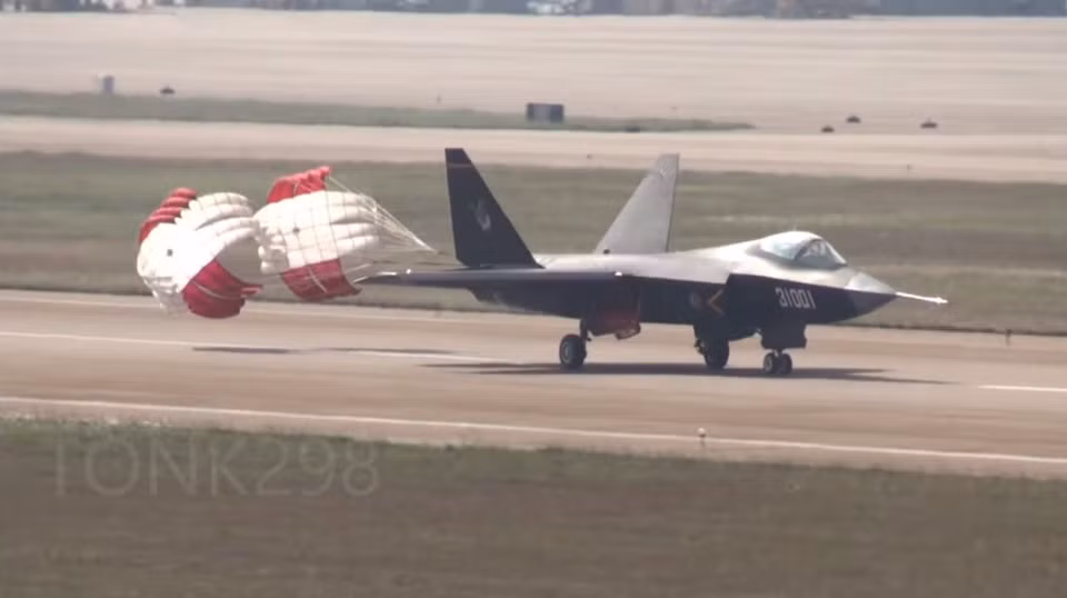 Điểm nguy hiểm nhất của J-31 được cho là ở khả năng mang vũ khí của nó. Dù không có trọng lượng cất cánh tối đa bằng với F-35, tuy nhiên J-31 lại có tới 12 giá treo vũ khí, mang được tối đa tới 12 tên lửa không đối không. Con số này là gấp đôi F-35 của Mỹ khi chiếc F-35 chỉ có tổng cộng 6 giá treo. Nguồn ảnh: BI.