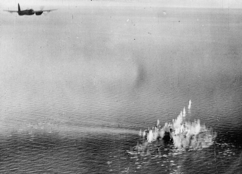 Được trang bị 2 động cơ Rolls-Royce V12 làm mát bằng chất lỏng có công suất 1480 mã lực mỗi bên. Động cơ này cho phép Mosquito bay được với tốc độ tối đa 589 km/h, tầm hoạt động tối đa 1400 km với 1864 lít nhiên liệu dự trữ. Nguồn ảnh: Warhistory.