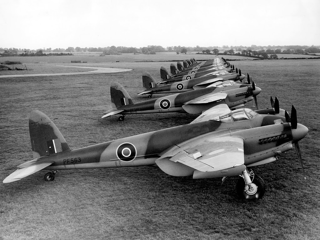 Ban đầu được chế tạo như một máy bay ném bom vận tốc cao, tuy nhiên càng về sau khả năng của Mosquito càng được phi hành đoàn khai phá và trong trận chiến nước Anh, Mosquito đã được mang ra thực nghiệm với nhiều kiểu nhiệm vụ khác nhau trước khi người ta công nhận rằng nó là chiến đấu cơ cực kỳ đa năng. Nguồn ảnh: Warhistory.