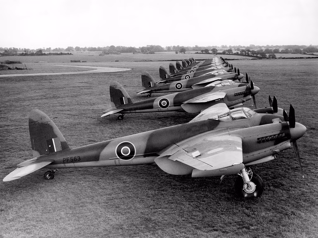 Ban đầu được chế tạo như một máy bay ném bom vận tốc cao, tuy nhiên càng về sau khả năng của Mosquito càng được phi hành đoàn khai phá và trong trận chiến nước Anh, Mosquito đã được mang ra thực nghiệm với nhiều kiểu nhiệm vụ khác nhau trước khi người ta công nhận rằng nó là chiến đấu cơ cực kỳ đa năng. Nguồn ảnh: Warhistory.