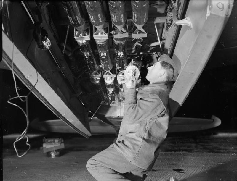 Trần bay của Mosquito vào khoảng 8840 mét, hai phiên bản của nó là bản chiến đấu cơ có trang bị vũ khí bao gồm 4 khẩu pháo 20mm và 4 khẩu súng máy 7,7mm Browning. Trong khi đó phiên bản mang bom có khả năng mang theo tối đa 1,8 tấn bom các loại. Nguồn ảnh: Warhistory.