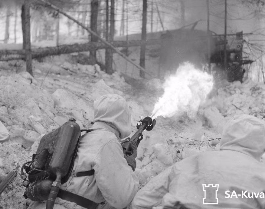 Tới chiến tranh Việt Nam, súng phun lửa và bom napalm vẫn là một trong những thứ vũ khí hiệu quả và được quân đội Mỹ sử dụng một cách phổ biến nhất trên chiến trường. Bản thân Quân đội Nhân dân Việt Nam cũng trang bị súng phun lửa vào biên chế trong cuộc chiến chống Mỹ này. Nguồn ảnh: Sa-kuva.