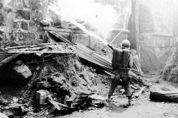 Trong tác chiến đô thị, mỗi một căn nhà, một căn phòng đều có thể được dọn dẹp sạch sẽ chỉ bằng một lần sử dụng súng phun lửa, đảm bảo đối phương không thể ẩn nấp và tấn công bất ngờ quân ta. Nguồn ảnh: Thearchive.