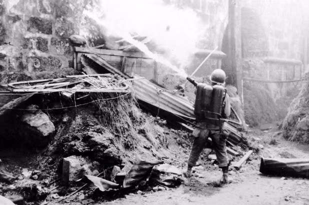 Trong tác chiến đô thị, mỗi một căn nhà, một căn phòng đều có thể được dọn dẹp sạch sẽ chỉ bằng một lần sử dụng súng phun lửa, đảm bảo đối phương không thể ẩn nấp và tấn công bất ngờ quân ta. Nguồn ảnh: Thearchive.