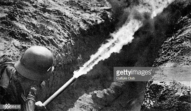 Mặc dù vậy phần lớn các loại súng phun lửa trong Chiến tranh Thế giới thứ hai đều chỉ sử dụng một bình chứa dung dịch cháy và bình còn lại chứa khí nén để đẩy dung dịch ra ngoài. Tuy nhiên dung dịch gây cháy này cũng khó có thể bắt lửa như trên phim ảnh. Thực tế, việc bắn nổ một bình khí nén chất dễ cháy bằng đạn gần như bất khả thi, trừ khi vị trí của bình dung dịch gây cháy này gần nguồn lửa ở ngoài môi trường. Nguồn ảnh: Gettyimg.