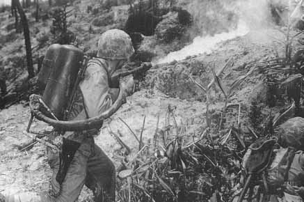 Súng phun lửa M1 của Thuỷ quân Lục chiến Mỹ được coi là loại vũ khí cực kỳ an toàn. Do dung dịch cháy được tách làm hai bình riêng, khi đối phương bắn trung một bình dung dịch, khả năng toàn bộ nhiên liệu bốc cháy trên lưng người lính là rất ít do cần phải trộn hai dung dịch này qua một hệ thống van an toàn mới có thể tạo ra chất bắt lửa gây cháy được. Nguồn ảnh: Thearchive.