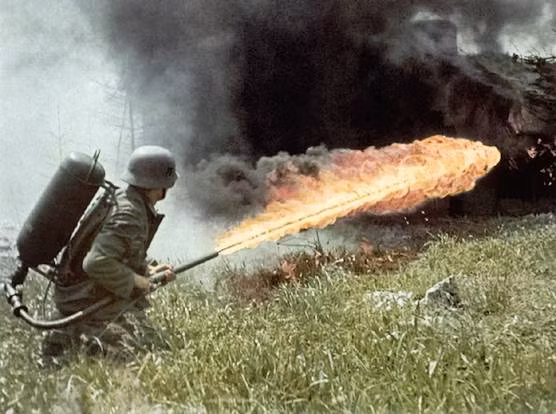  Súng phun lửa là loại vũ khí được sử dụng bởi mọi phe tham chiến trong Chiến tranh Thế giới thứ hai. Đây là loại vũ khí cực kỳ phù hợp với kiểu tác chiến đô thị và dọn dẹp hầm hào. Nguồn ảnh: Thearchive.