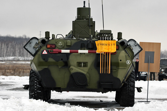 Phương tiện trinh sát RPM-2 được thiết kế để tìm kiếm, phát hiện và đánh dấu nguồn phát xạ với hệ thống cắm cờ tự động ở đuôi xe. Nguồn ảnh: TASS.