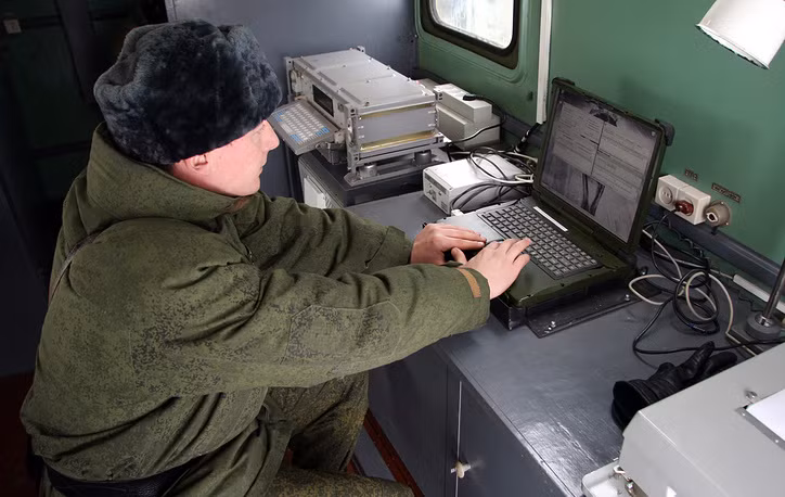 Bên trong phương tiện chỉ huy RAST-3K - một phòng thí nghiệm thu nhỏ với khả năng thu thập, xử lý, lưu trữ và truyền dữ liệu tới các đơn vị bạn trong khu vực. Nguồn ảnh: TASS.