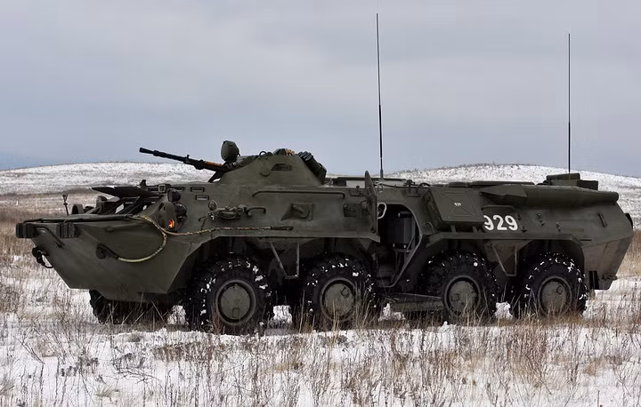 Xe trinh sát phòng hoá RHM-4 được xây dựng trên thiết kế của BTR-80 nhưng được tăng cường khả năng phòng độc với hệ thống lọc khí, thiết kế kín hoàn toàn, có vỏ lót sứ chống được phóng xạ. Nguồn ảnh: TASS.