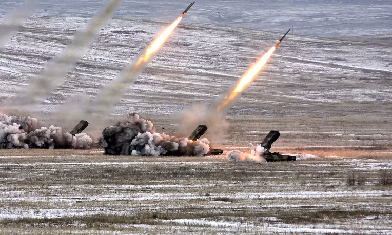 Tổ hợp phun lửa hạng nặng TOS-1A có cỡ nòng 200mm với khả năng phóng đạn nhiệt áp của Lực lượng Phòng hoá Nga. Điểm đặc biệt đó là loại pháo này không được cho vào biên chế Pháo binh nga mà chỉ được tìm thấy trong lực lượng Phòng hoá của nước này dù trên lý thuyết TOS-1A rõ ràng là... pháo. Nguồn ảnh: TASS.