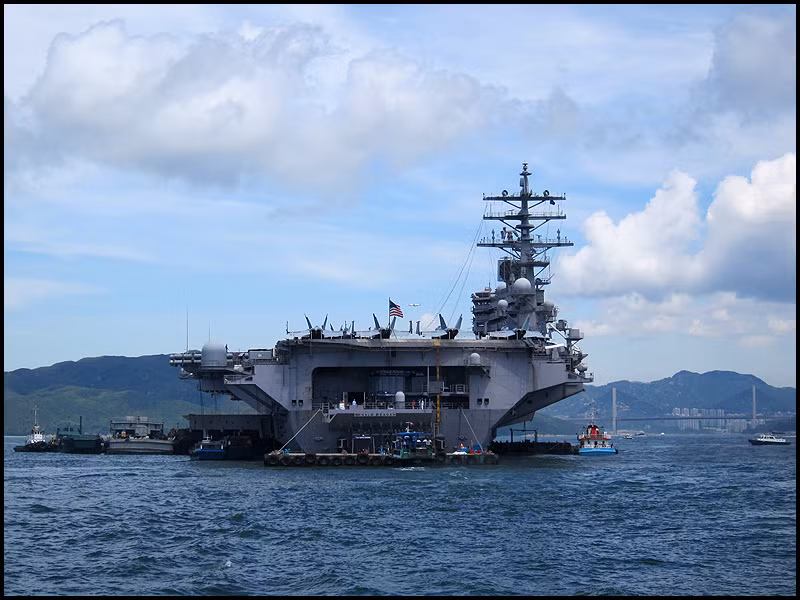 Tiếp đến là việc sóng điện thoại của người dân trong khu vực trở nên "tậm tịt" đến mức họ không thể thực hiện được các cuộc gọi một cách liền mạch như thông thường mà luôn bị gián đoạn. Nguồn ảnh: Defence.