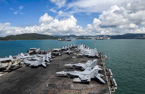 Tổng lãnh sự quán Mỹ tại Hong Kong khi được hỏi đã cho biết ông không có kiến thức trong lĩnh vực này nên không thể khẳng định được liệu việc có mặt của tàu sân bay USS Ronald Reagan có liên quan trực tiếp tới việc sóng điện thoại của người dân ở Hong Kong gặp vấn đề hay không. Nguồn ảnh: RonaldReagan.