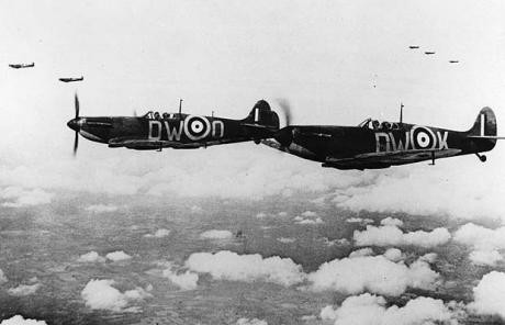 Sau năm 1941, khi mà giáp trên các chiến đấu cơ của Đức được cải thiện rõ rệt thì cấu hình vũ khí của Spitfire cũng phải được thay đổi theo. Theo đó, bốn khẩu súng máy cỡ 7,68mm được thay thế bằng hai khẩu pháo 20mm, giữ nguyên bốn khẩu súng máy 7,68mm còn lại. Nguồn ảnh: Thearchive.