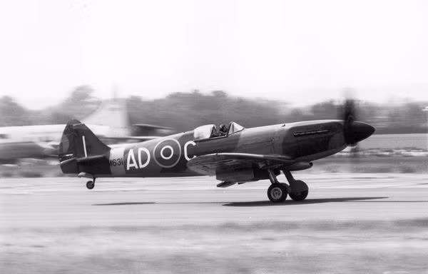 Cấu hình này hiệu quả đến mức tới tận những năm 50 khi Spitfire được cho về hưu nó vẫn giữ nguyên kiểu cấu hình này. Thực tế thì pháo 20mm là quá đủ để tiêu diệt mọi mục tiêu bay thời bấy giờ kể cả các loại máy bay ném bom hạng nặng nhất. Trong khi đó súng máy 7,68mm vẫn đủ để Spitfire bắn hạ được các loại máy bay tiêm kích hạng nhẹ khác của đối phương. Nguồn ảnh: Thearchive.