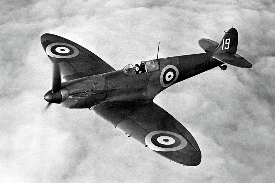 Không quân Hoàng gia Anh cũng luôn coi trọng độ lợi hại của Spitfire trong vai trò của một tiêm kích và trong Trận chiến Anh Quốc, các chiến đấu cơ Spitfire khi có thể sẽ luôn đánh chặn các tiêm kích của Đức trong khi nhiệm vụ bắn hạ máy bay ném bom dễ dàng hơn - sẽ được giao cho Hurricane. Nguồn ảnh: Thearchive.