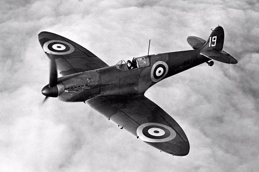 Không quân Hoàng gia Anh cũng luôn coi trọng độ lợi hại của Spitfire trong vai trò của một tiêm kích và trong Trận chiến Anh Quốc, các chiến đấu cơ Spitfire khi có thể sẽ luôn đánh chặn các tiêm kích của Đức trong khi nhiệm vụ bắn hạ máy bay ném bom dễ dàng hơn - sẽ được giao cho Hurricane. Nguồn ảnh: Thearchive.