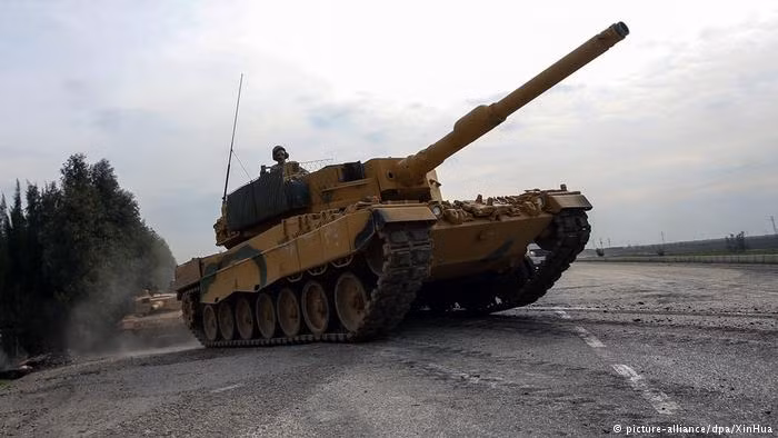 Các xe tăng chiến đấu chủ lực Leopard 2A4 này được Thổ Nhĩ Kỳ mua từ Đức năm 2005. Tất cả các phiên bản này đều được hiện đại hoá theo tiêu chuẩn ASELSAN của Thổ Nhĩ Kỳ với hệ thống liên lạc và tác chiến điện tử hoàn toàn mới. Nguồn ảnh: Xinhua.