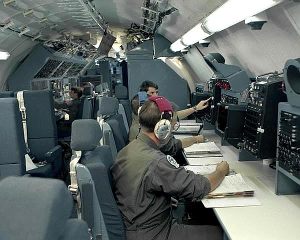 Ngoài kíp lái chính, máy bay còn cần từ 15 tới 20 người để giám sát, điều khiển và theo dõi các thiết bị trinh sát điện tử và phân tích các thông tin thu thập được cũng như điều phối thông tin này xuống các bộ phận mặt đất. Nguồn ảnh: BI.