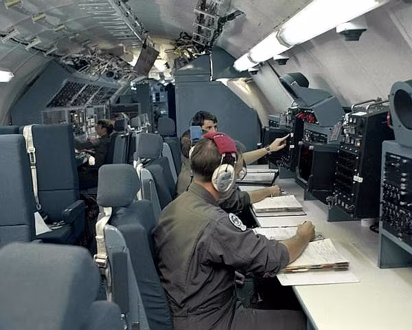 Ngoài kíp lái chính, máy bay còn cần từ 15 tới 20 người để giám sát, điều khiển và theo dõi các thiết bị trinh sát điện tử và phân tích các thông tin thu thập được cũng như điều phối thông tin này xuống các bộ phận mặt đất. Nguồn ảnh: BI.