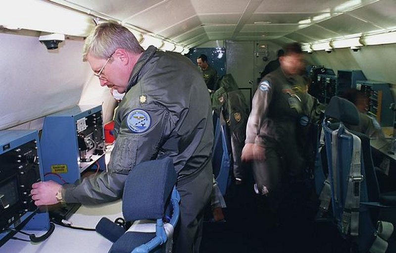 "Mệt mỏi và đơn độc giữa nhiều người" là điều mà các cựu nhân viên làm việc trên EC-135 cho biết khi được hỏi về cảm giác của họ khi canh gác cho nước Mỹ suốt nhiều chục năm. Công việc của họ đòi hỏi sự tập trung cao độ và phải ngồi yên một chỗ trong nhiều giờ liên, tất nhiên là cũng không được hít thở khí trời - một công việc quá nặng nề. Nguồn ảnh: BI.
