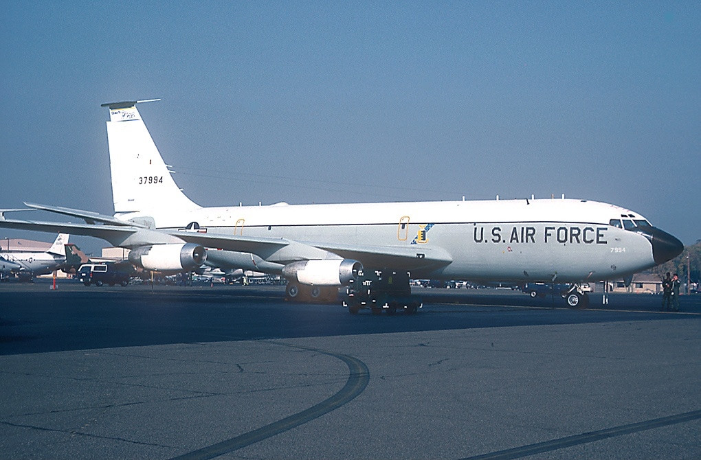 Quyền hạn này của sĩ quan chỉ huy trên chiếc EC-135 được quy định bằng một điều khoản đặc biệt trong đạo luật Chỉ huy An ninh Quốc gia của Mỹ. Tới năm 1990, cùng với sự tan rã của Liên Xô và nguy cơ một cuộc chiến tranh hạt nhân không còn hiện hữu, EC-135 dừng hoạt động 24/24 của mình và dần dần bị loại biên hết vào năm 2000. Nguồn ảnh: BI.