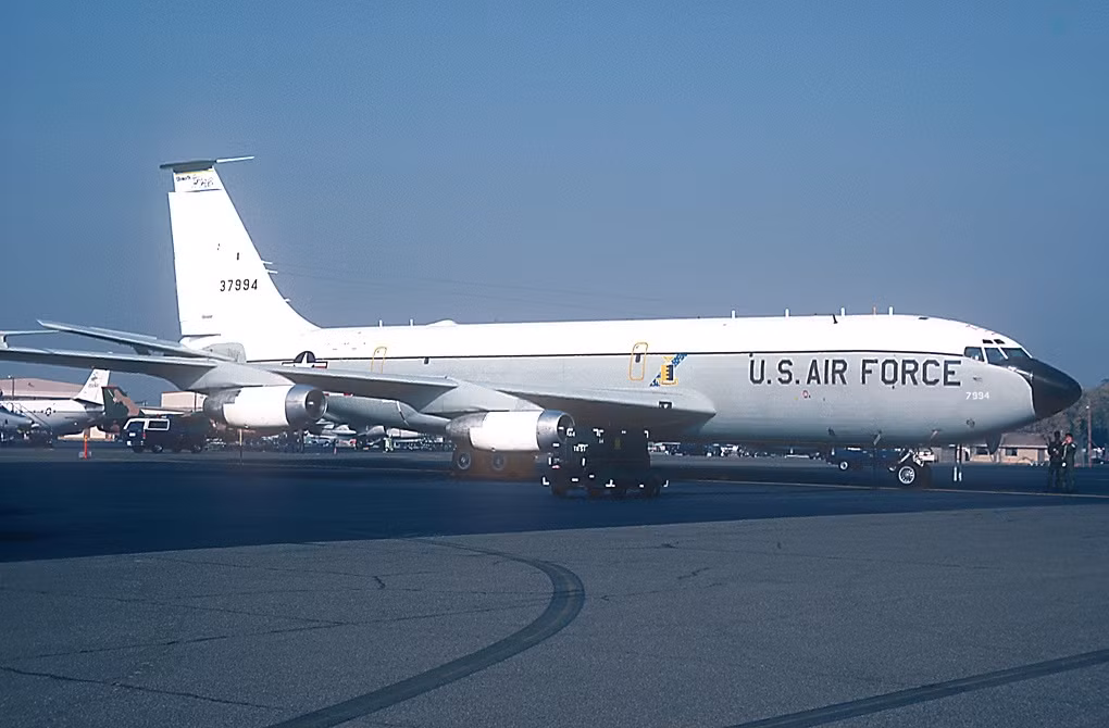 Quyền hạn này của sĩ quan chỉ huy trên chiếc EC-135 được quy định bằng một điều khoản đặc biệt trong đạo luật Chỉ huy An ninh Quốc gia của Mỹ. Tới năm 1990, cùng với sự tan rã của Liên Xô và nguy cơ một cuộc chiến tranh hạt nhân không còn hiện hữu, EC-135 dừng hoạt động 24/24 của mình và dần dần bị loại biên hết vào năm 2000. Nguồn ảnh: BI.